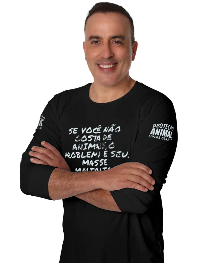 Noraldino Jr. de braços cruzados, sorrindo, com a camiseta da campanha