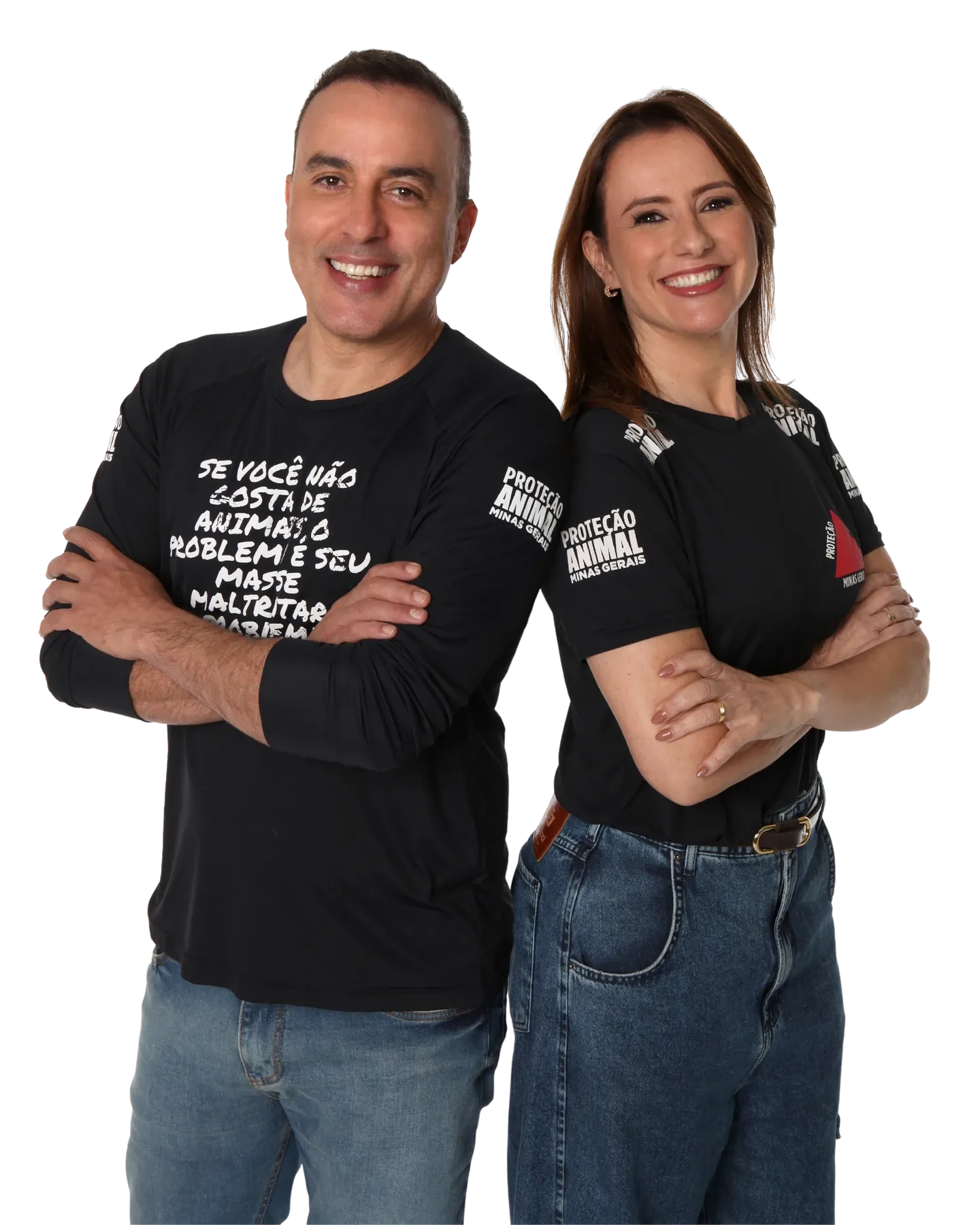 Kátia Dias e Noraldino Jr. lado a lado, de braços cruzados, com as camisetas da campanha