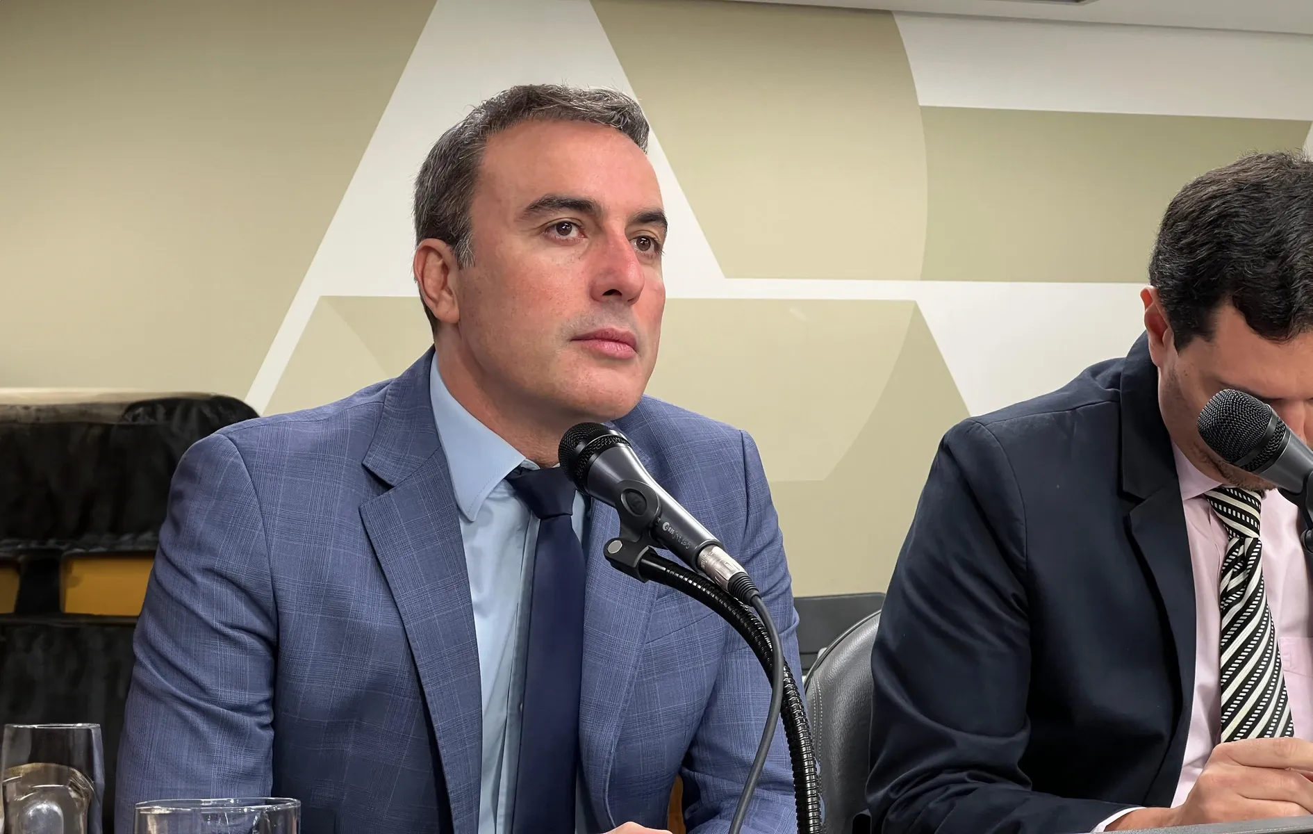Noraldino Jr. ao microfone durante reunião na Assembleia